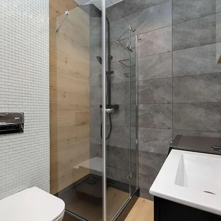 Modern Close To The Center And The In By Renters 그디니아