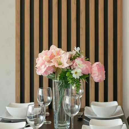 Modern Close To The Center And The In By Renters 아파트 *